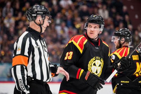Domare Linus Öhlund och Brynäs Jakob Silfverberg