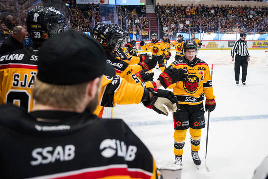 Luleås Brian O'neil jublar