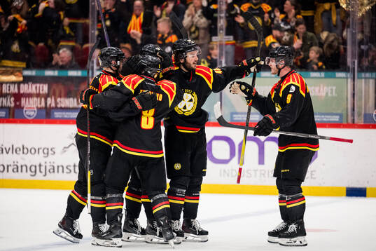 Brynäs Tyler Vesel jublar med lagkamrater