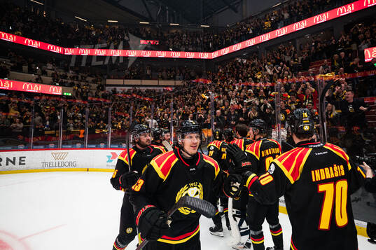 Brynäs Oskar Lindblom och Miks Indrasis jublar