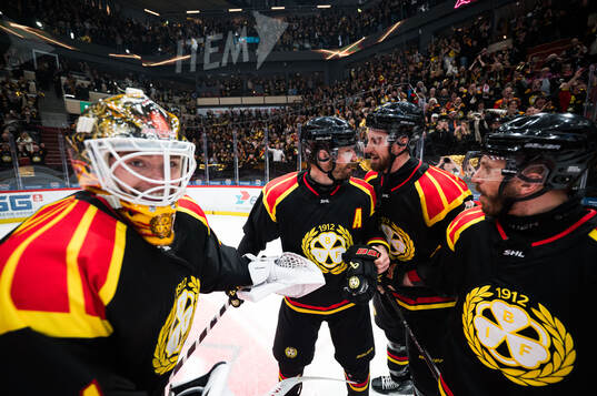 Brynäs målvakt Erik Källgren och Anton Rödin jublar