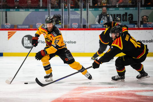 Luleås Linus Omark och Brynäs Greg Scott