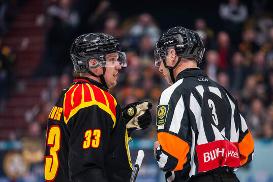 Brynäs Jakob Silfverberg i diskussion med domare Linus