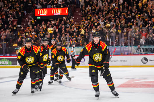 Brynäs Tyler Vesel jublar med lagkamrater