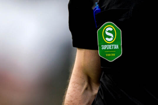 Superettan logo på en tröja