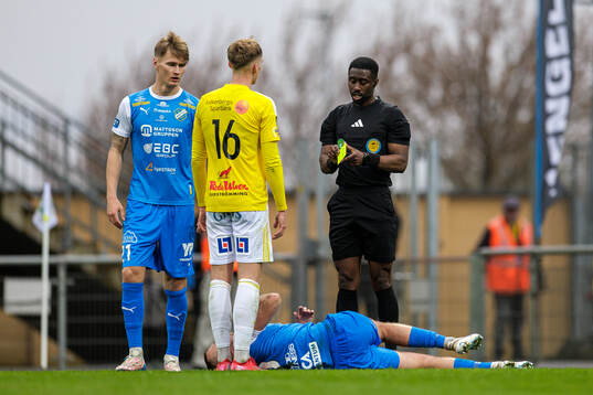 Falkenbergs Hampus Källström får gult kort <v domare