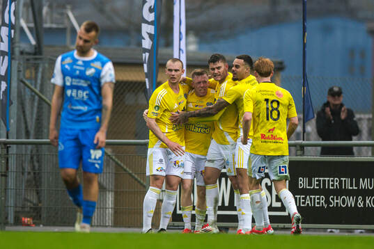 Falkenbergs Albin Andersson jublar med laget