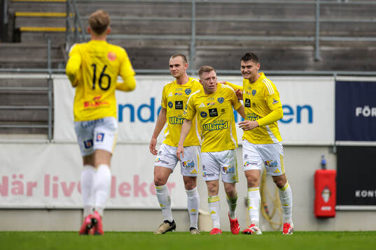 Falkenbergs Lucas Sibelius jublar med Nils Bertilsson och