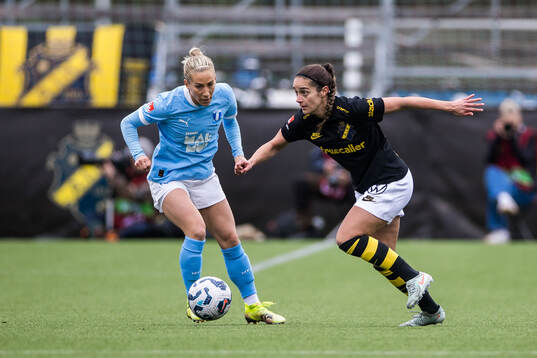 Malmö FFs Mia Persson och AIKs Daniella Famili