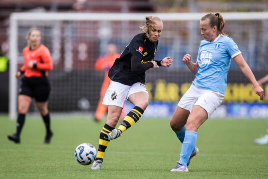 AIKs Matilda Plan och Malmö FFs Sara Kanutte Sørensen