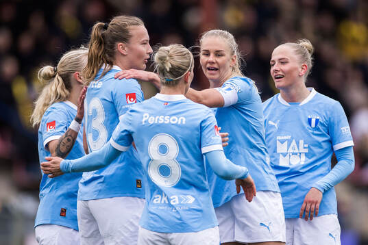Malmö FFs Sara Kanutte Sørensen Fornes jublar med Mia