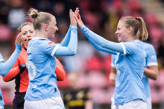 Malmö FFs Tuva Skoog jublar med Katariina Kosola