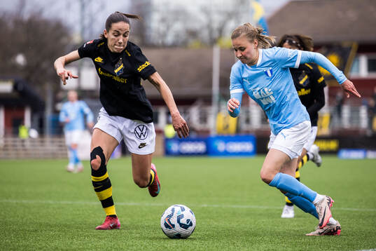 AIKs Anna Oskarsson och Malmö FFs Katariina Kosola