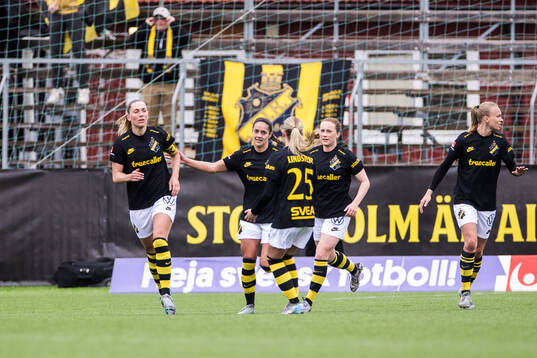 AIKs Jennie Nordin, Daniella Famili och Olivia Lindstedt