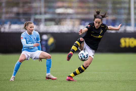 Malmö FFs Katariina Kosola och AIKs Anna Oskarsson