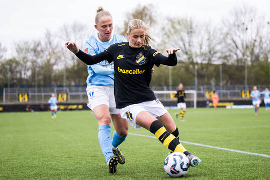 Malmö FFs Tuva Skoog och AIKs Olivia Lindstedt