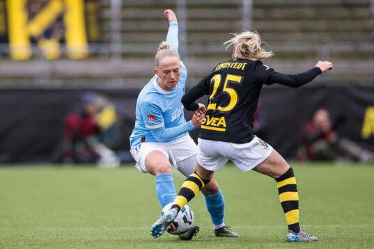 Malmö FFs Tuva Skoog och AIKs Olivia Lindstedt