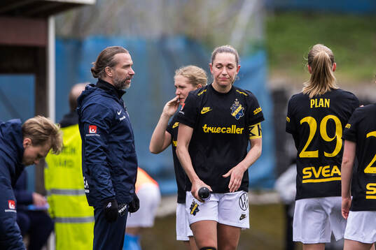 AIKs tränare Lukas Syberyjski och Jennie Nordin deppar