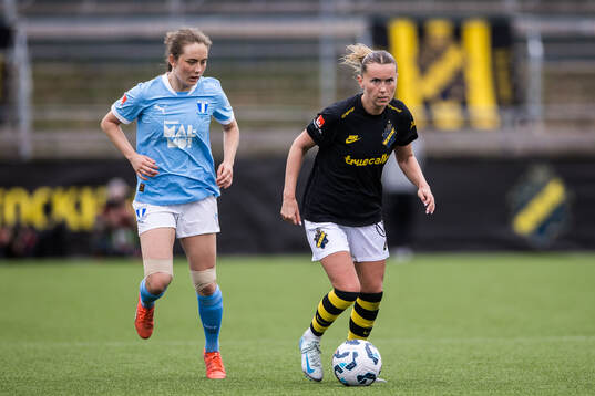 Malmö FFs Katariina Kosola och AIKs Adelisa Grabus