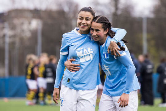 Malmö FFs Ines Belloumou och Mayar Khatawi jublar