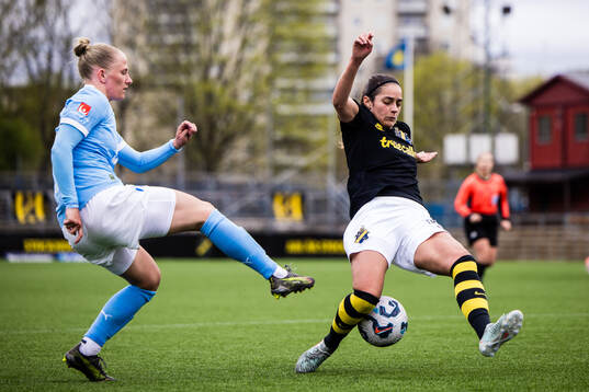 Malmö FFs Tuva Skoog och AIKs Daniella Famili