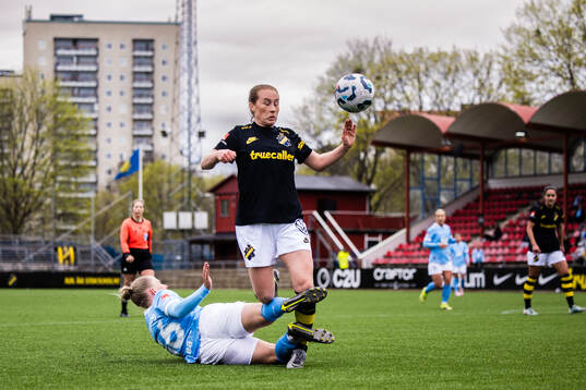 Malmö FFs Tuva Skoog och AIKs Ella Reidy