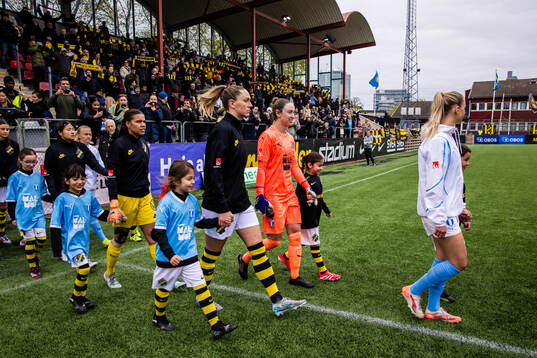 AIKs Jennie Nordin och Malmö FFs målvakt Moa Öhman