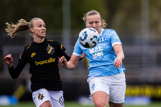 AIKs Matilda Plan och Malmö FFs Sara Kanutte Sørensen