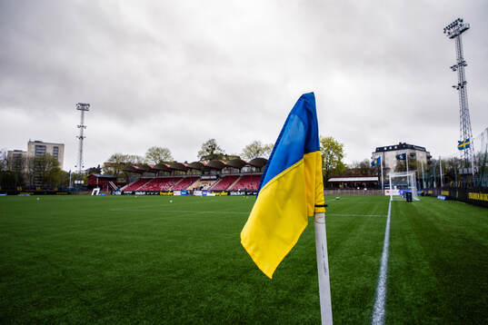 En hörnflagga med blå-gul färg på Skytteholms IP