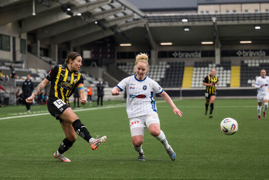 Häckens Tabby Tindell och Växjö DFFs Sophia Redenstrand