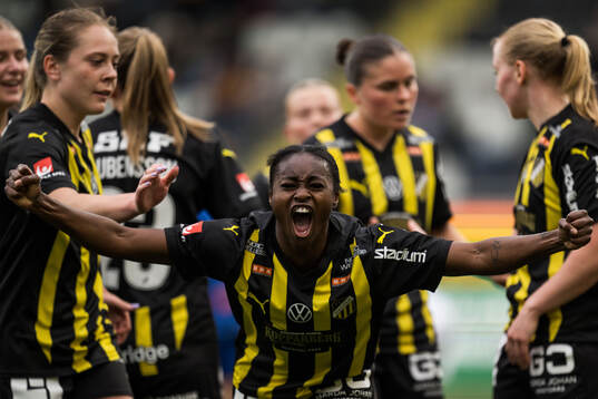 Häckens Monica Jusu Bah jublar