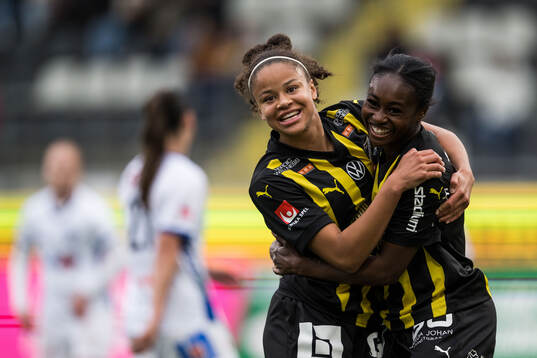 Häckens Felicia Schröder och Monica Jusu Bah jublar