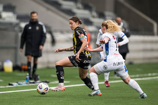 Häckens Tabby Tindell och Växjö DFFs Sophia Redenstrand