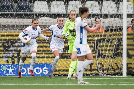 Växjö DFFs Maja Bodin och Larkin Russel jublar