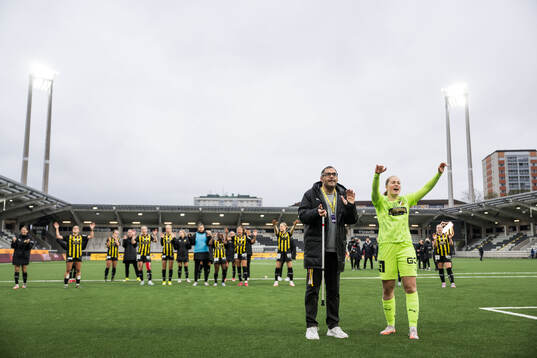 Häckens målvakt Fanney Birkisdottir jublar
