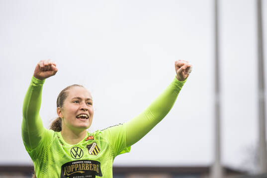 Häckens målvakt Fanney Birkisdottir jublar
