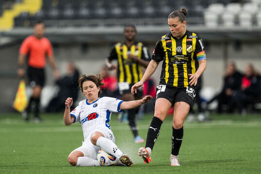 Växjö DFFs Miho Kamogawa och Häckens Hanna Wijk