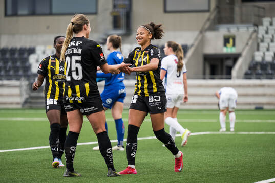 Häckens Alice Bergström och Felicia Schröder jublar
