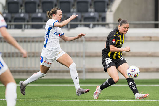 Växjö DFFs Larkin Russel och Häckens Hanna Wijk