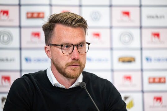 Växjö DFFs tränare Olof Unogård på presskonferensen