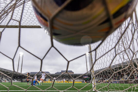 Häckens Felicia Schröder gör 1-0 bakom Växjö DFFs