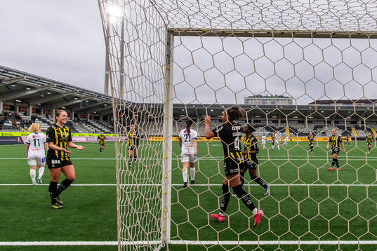 Häckens Alice Bergström och Monica Jusu Bah jublar med