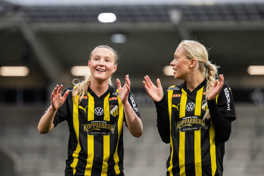 Häckens Alexandra Larsson och Lisa Löwing juublar