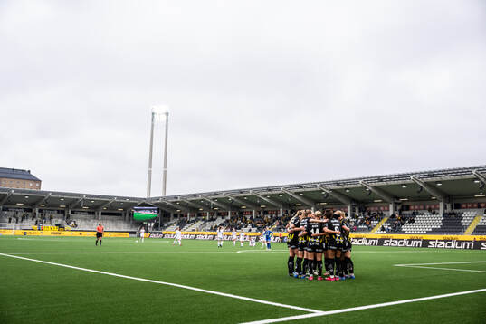 Häckens Felicia Schröder jublar med lagkamrater