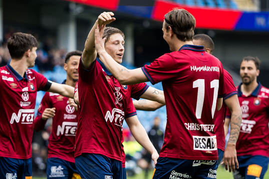 Örgrytes Anton Andreasson jublar med lagkamrater