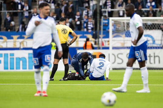 IFK Norrköpings Kojo Peprah Oppong har ont och får vård