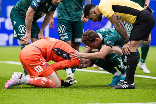Halmstads målvakt Tim Rönning har ont