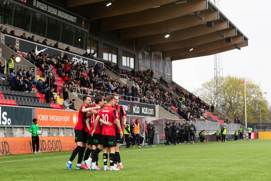 Brommapojkarnas spelare jublar
