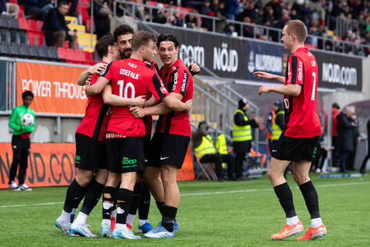 Brommapojkarnas spelare jublar