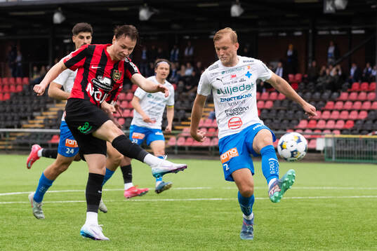 Brommapojkarnas Alex Timossi Andersson skjuter 1-0 för